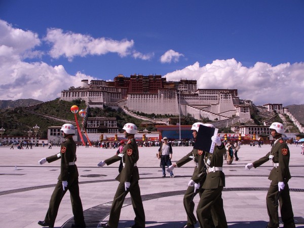 La polizia cinese presidia la spianata del Potala, la dimora del Dalai Lama a Lhasa.