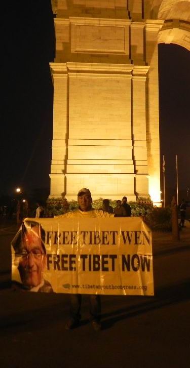 Studenti tibetani e indiani manifestano a delhi per l’arrivo del premier cinese Wen Jiabao.