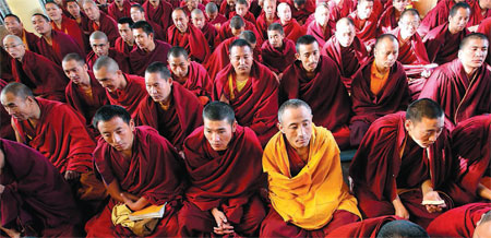 Monaci buddisti in preghiera