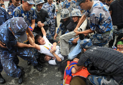 La polizia nepalese reprime le manifestazioni di profughi tibetani.