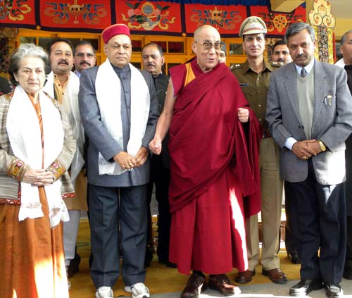 Sua Santità il Dalai Lama col Primo Ministro dello stato Indiano dell’Himachal Pradesh Prem Kumar Dhumal a Dharamsala