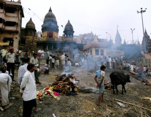 Manikarnika, funerali e pire sulle rive del Gange