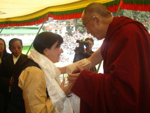 Rita Cantoni riceve il premio dal Dalai Lama