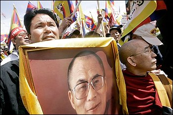     Jigme K.Norbu regge un ritratto del Dalai Lama in una delle sue tante marce per il suo Tibet  