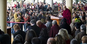Sua Santità il Dalai Lama mentre, in occasione del 52 ° anniversario della rivolta nazionale del popolo tibetano, pronuncia lo storico discorso di rinuncia al suo ruolo politico a Dharamsala, in India, il 10 marzo, 2011.