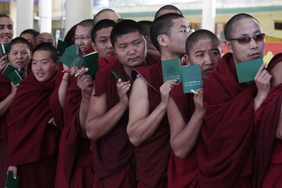 Migliaia di monaci tibetani in fila per esprimmere il loro volto per l'elezione del prossimo governo tibetano in esilio