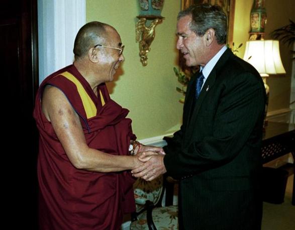 Il Presidente Usa George W. Bush il 10 settembre 2003 riceve alla Casa Bianca Sua Santità il Dalai Lama