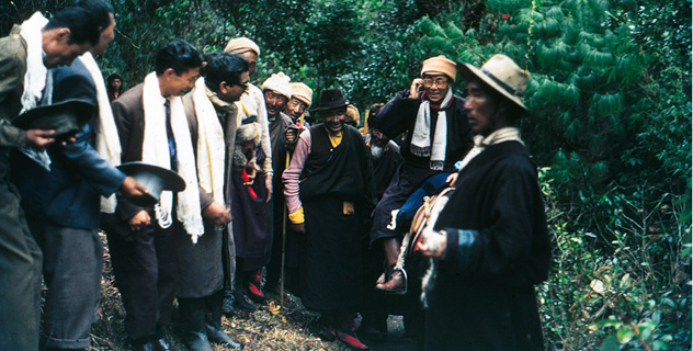 Sua Santità il Dalai Lama riceve l'omaggio della sua gente sulla via dell'esilio dal Tibet nell'aprile 1959. 
