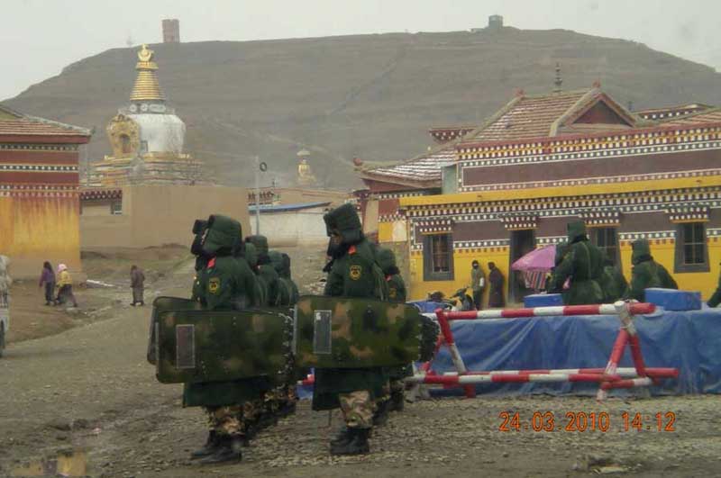 Il monastero di Kirti strettamente presidiato dalla polizia in assetto antisommossa il 24 marzo 2010.