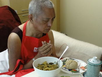 il ven. Lama Zopa Rinpoche in ospedale: con grande difficoltà raccoglie le mani nel mudra della prostrazione durante la pratica di vasta offerta. 