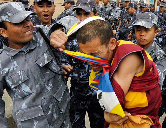 Monaci tibetani caricati dalla polizia in Nepal. L’Ue ha invitato le autorità nepalesi ad astenersi da arresti preventivi e restrizioni su manifestazioni e libertà di parola