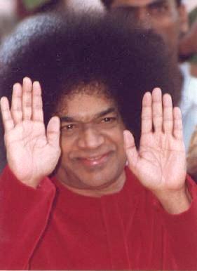 Il guru indiano Sathya Sai Baba, considerato da milioni di fedeli una divinità vivente. 