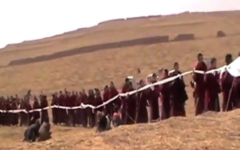 Il funerale di Phuntsok, monaco di Kirti, si è dato fuoco in protesta contro l’occupazione cinese.