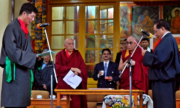 Il giuramento del nuovo Kalon Tripa Lobsang Sangay