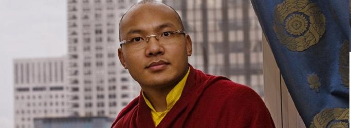 Il 17° Karmapa vive in esilio in India. 