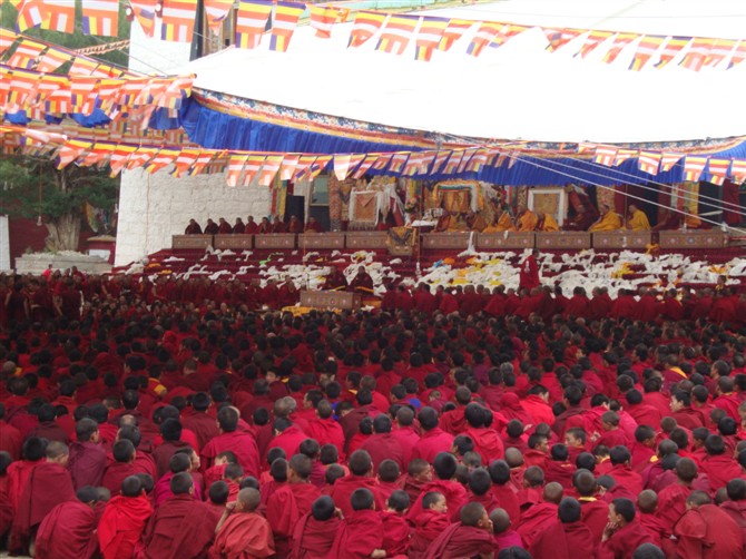 Il professor Samdhong Rinpoche, ex Kalon Tripa (Capo di gabinetto) del governo tibetano in esilio: “Per partecipare allaffollatissimo 'incontro  di Kardze i tibetani hanno rischiato di essere arrestati o fatti sparire, hanno scelto di rischiare ogni cosa per celebrare e preservare la cultura tibetana”.