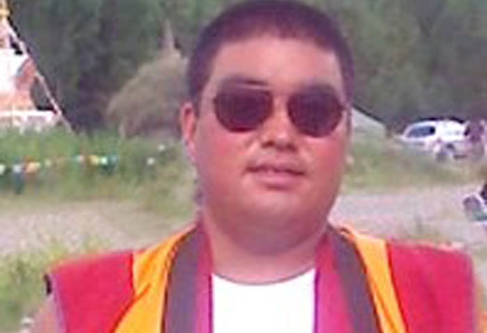 Tragica dimostrazione del perdurare di questo stato di crisi è l’immolazione di Tsewang Norbu un giovane monaco del monastero di Nyitso che, alle 12,30 del 15 agosto, si è dato fuoco dopo aver gridato per alcuni minuti slogans inneggianti all’indipendenza del Tibet e al ritorno in patria del Dalai Lama.
