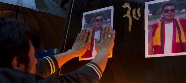 omaggio a Tsewang Norbu, il monaco di 29 anni immolatosi dandosi fuoco a ferragosto invocando la libertà del Tibet e il ritorno del Dalai Lama