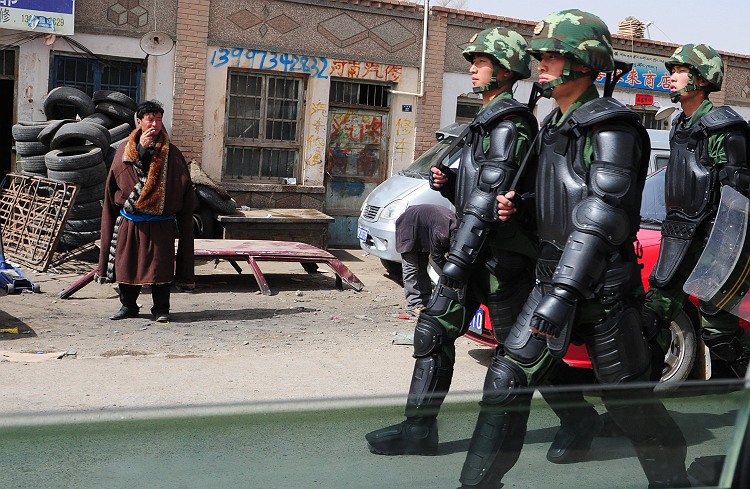 Un dissidente tibetano fuggito in India in stretto contatto con la popolazione in Tibet sottolinea che il controllo del governo è asfissiante e “vivere a Lhasa equivale ad essere in prigione”. Chi trasgredisce alle regole viene arrestato o scompare.