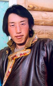 Samphel Dhondup, un tibetano di ventitré anni della Contea di Kardze (nella foto), è stato condannato a tre anni di carcere per aver partecipato a una pacifica protesta contro il governo cinese in Tibet e il duro trattamento che il regime riserva alla popolazione. Tibet Net, il sito ufficiale dell’Amministrazione Centrale Tibetana, riferisce di aver appreso da fonte attendibile che il fatto risale allo scorso 10 luglio 2011. Quel giorno, tre giovani tibetani – Samphel Dhondup, ventitré anni, Lobsang Phuntsog, diciassette anni e Lobsang Lhundup – inscenarono, attorno alle 4.00 del pomeriggio, una pacifica manifestazione di protesta nella Contea di Kardze (Regione Orientale del Kham). Furono immediatamente arrestati dalla polizia che li trasferì in un vicino centro di detenzione. Lobsang Phuntsok e Lobsang Lhundup furono rilasciati sulla parola ma Samphel Dhondup fu condannato dal tribunale locale a tre anni di carcere per aver organizzato la manifestazione di protesta e aver turbato l’ordine pubblico. Le autorità cinesi, dopo la sentenza, non hanno rese pubbliche le ragioni del suo arresto e il luogo della sua detenzione.  Ricorda Tibet Net che dalla morte di Tsewang Norbu, il monaco del monastero di Nyatso che alla metà dello scorso mese di agosto si è ucciso dandosi fuoco in segno di protesta contro l’illegale occupazione del Tibet e la durissima repressione cinese, le autorità hanno dispiegato in tutta la regione del Kham e in particolare attorno al monastero, situato nella cittadina di Tawu, migliaia di militari che presidiano strettamente la zona e impediscono l’accesso all’istituto religioso. Sono state chiuse strade, scuole, ristoranti e bar. Sono stati rafforzati i controlli sui movimenti dei tibetani, sulle linee di comunicazione telefoniche e sui collegamenti internet. Un’altra condanna a tre anni di carcere è stata pronunciata da una corte cinese nel Sichuan nei confronti di Paljor, residente a Ngaba, accusato di aver preso parte alle proteste antigovernative dello scorso mese di marzo. Un comunicato rilasciato in data odierna dal rappresentante del monastero di Kirti nell’esilio indiano di Dharamsala afferma che Paljor è stato arrestato pochi giorni dopo l’auto immolazione di Phuntsog, il ventenne monaco datosi alle fiamme il 16 marzo 2011. Il Centro Tibetano per i Diritti Umani e la Democrazia fa sapere che in Tibet le autorità hanno rafforzato i controlli di sicurezza e il sistematico intervento su ogni forma di espressione del dissenso. “Solo negli ultimi otto mesi abbiamo ricevuto conferma dell’arresto di almeno 150 persone e notizie certe della condanna di almeno 30 tibetani”, ha dichiarato Monlam, segretario del TCHRD. “Riteniamo che, in realtà, il numero di questi casi sia superiore”.