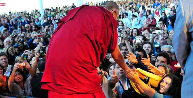 Moltissime persone sonovenute ad ascoltare Sua Santitàil Dalai Lama nella sua recente visita in America Latina, qui lo vediamo mentre stringe migliaia di mani a San Paolo in Brasile.