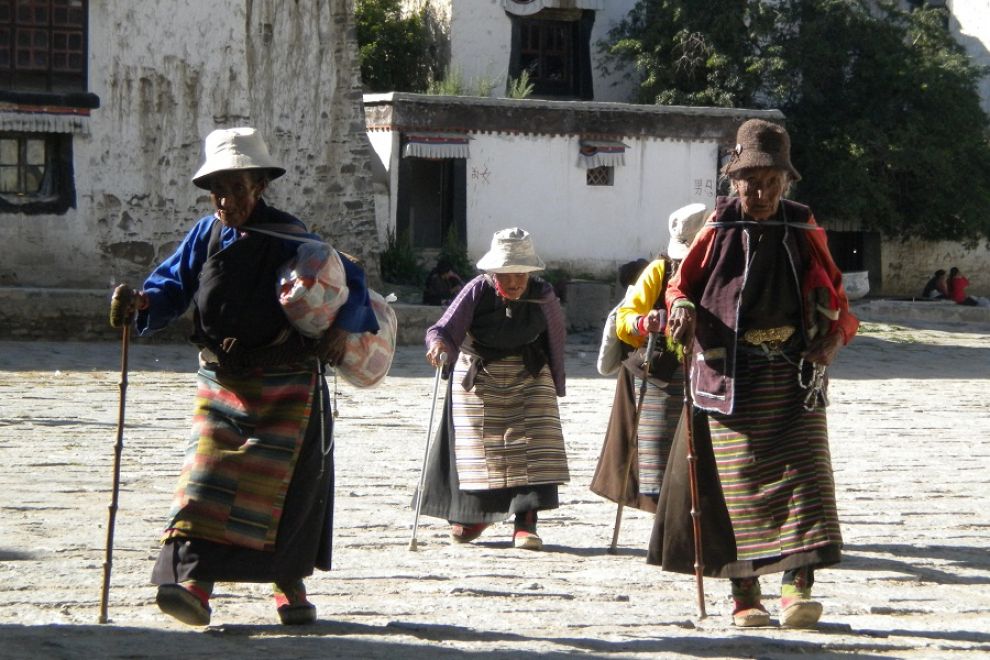 Pellegrini tibetani a Lhasa. La verità è che la situazione resta tesa non solo in Tibet ma anche nel confinante Sichuan, dove a marzo e ancora pochi giorni fa due monaci si sono dati fuoco e sono morti per protestare contro le restrizioni imposte da Pechino e per il ritorno a Lhasa del leader spirituale dei buddisti tibetani.