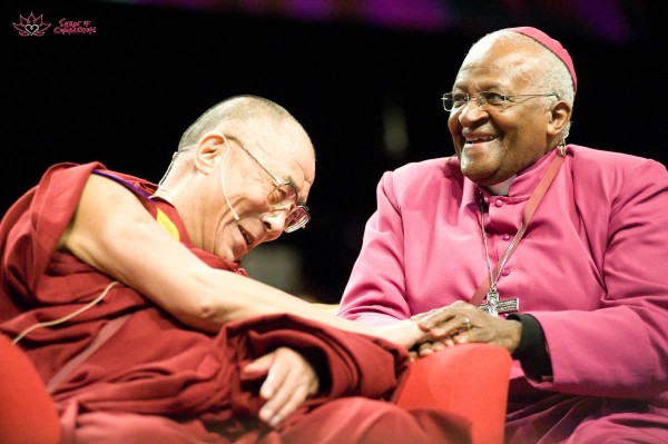 Sua Santità il Dalai Lama saluta affettuosamente l'arcivescovo Desmond Tutu