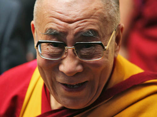 Sua Santità il Dalai Lama: “Quando avrò circa novant’anni, mi consulterò con gli alti Lama delle tradizioni Buddiste Tibetane, con i cittadini tibetani ed altre persone interessate, seguaci del Buddhismo tibetano, per rivalutare se dovrà continuare, oppure no, l’istituzione del Dalai Lama”. 