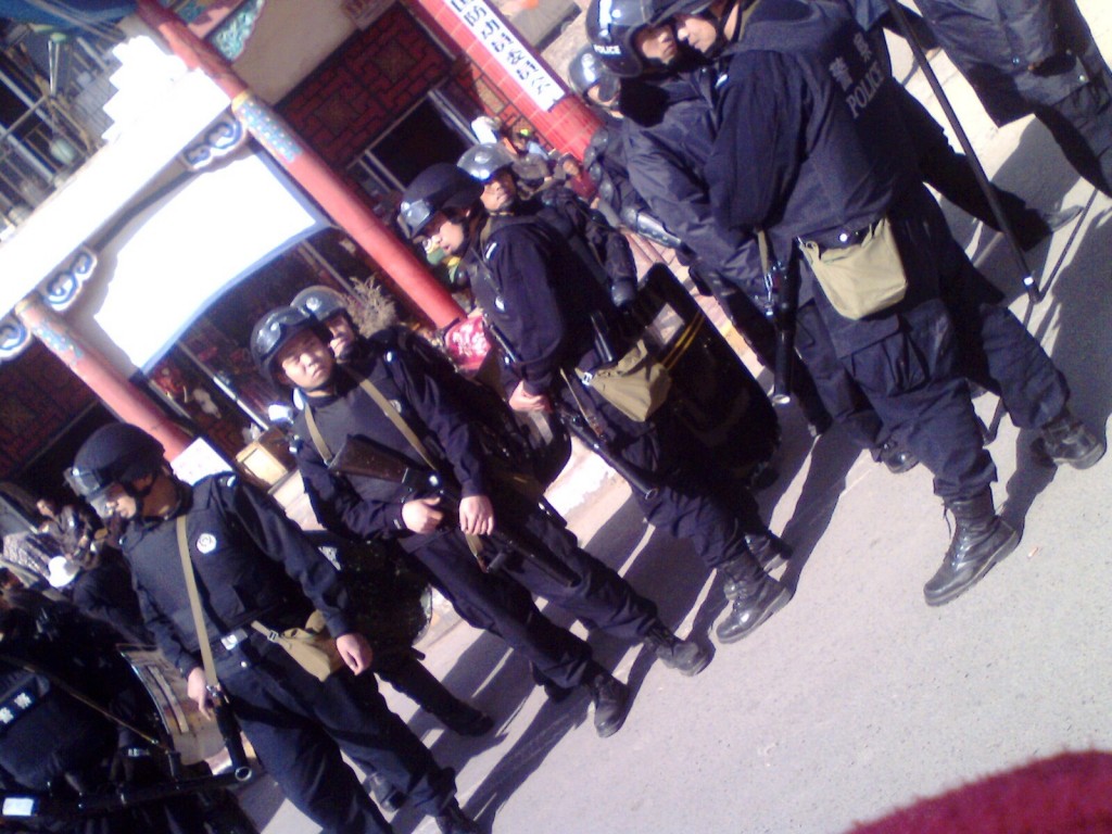 Il monaco tibetano Kalsang del monastero di Kirti si è dato fuoco al mercato della città stringendo in mano una fotografia del Dalai Lama per protesta alla repressione in atto da tempo.