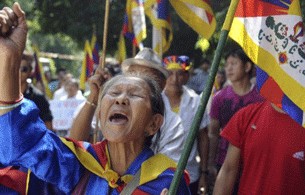 Prima di darsi fuoco, i due monaci hanno urlato di volerlo fare “per la causa del Tibet” e per protestare “contro la situazione intollerabile che si vive a Ngaba”.