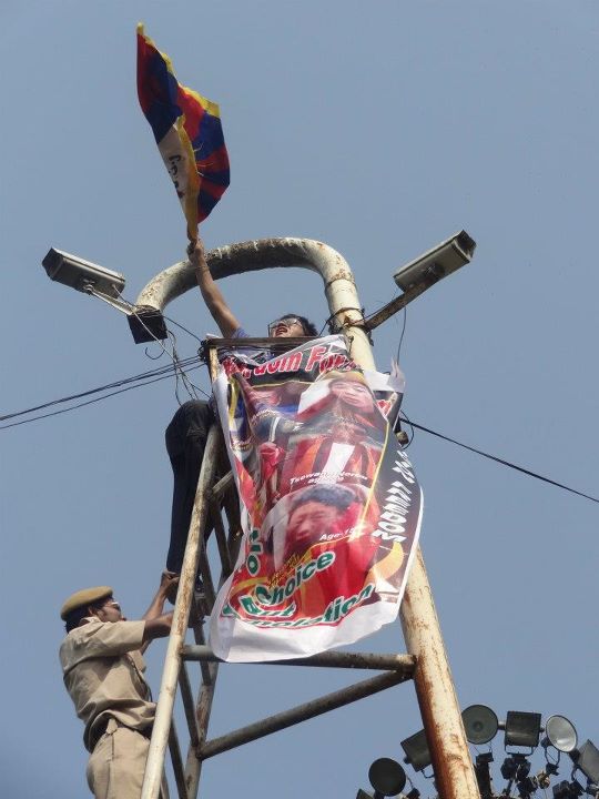Proteste a Delhi di fronte all'ambasciata cinese