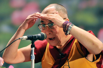 Sua Santità il Dalai Lama: “Se hai troppa paura, troppo attaccamento, la tua mente diventa di parte. Con questo tipo di mente, non puoi vedere la realtà. Hai bisogno di una mente calma per vedere le cose chiaramente." 