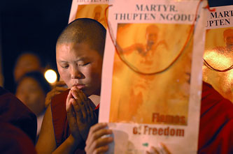 Monaci tibetani in preghiera per i loro martiri.