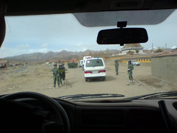 checkpoint-manned-by-pap-in-ngaba-kirti-stupa-in-background Posto di blocco a Ngaba, sullo sfondo si nota il grande stupa del monastero di Kirti.