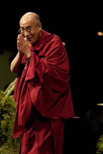 Sua Santità il Dalai Lama: Quando sarò vicino ai novant'anni, consulterò i lama elevati della tradizione buddhista tibetana, il popolo tibetano e altre persone che si sentono partecipi di questo evento e seguono il buddhismo tibetano, per riconsiderare se l'istituzione del Dalai Lama debba continuare o no.