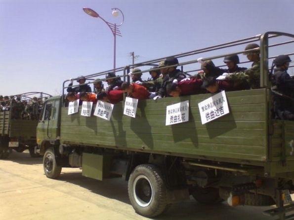 Monaci caricati su camion militari vengono fatti sfilare con cartelli al collo coi loro nomi ed i capi d'accusa, come “separatista” o “indipendentista”.