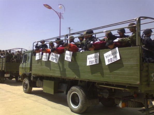 monks-wiht-placards-around-neck-on-trucks Monaci caricati su camion militari vengono fatti sfilare con cartelli al collo coi loro nomi ed i capi d'accusa, come “separatista” o “indipendentista”.
