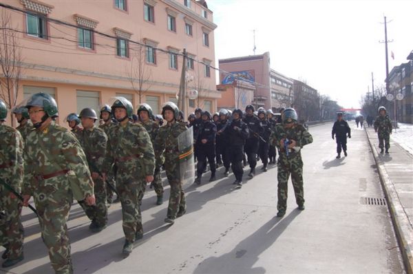 pap-solidres-marching-on-empty-streets Una retata della polizia polizia cinese nella cittadina di Kirti in Tibet.