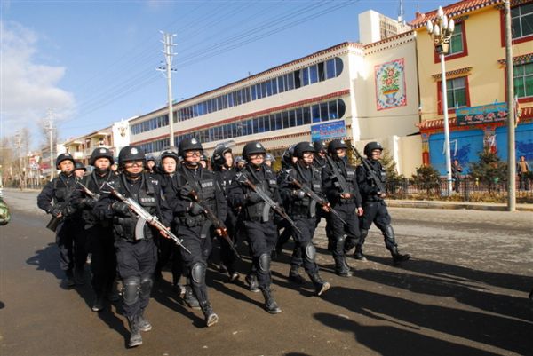 Truppe speciali marciano in parata per le vie deserte di Ngaba