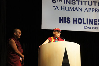 Sua Santità il Dalai Lama durante il suo discorso su "Un approccio umano per la pace mondiale" presso l'Indian Institute of Management, Calcutta, Kolkata, in India, il 1° dicembre 2011. Foto / Tenzin Taklha / OHHDL