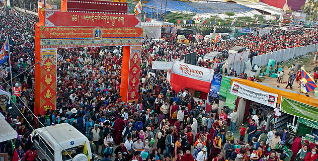 Centinaia di migliaia di Tibetani, di cui molti provenienti dal Tibet hanno partecipato al Kalachakra conferito a Bodhgaya in India da Sua Santità il Dalai Lama