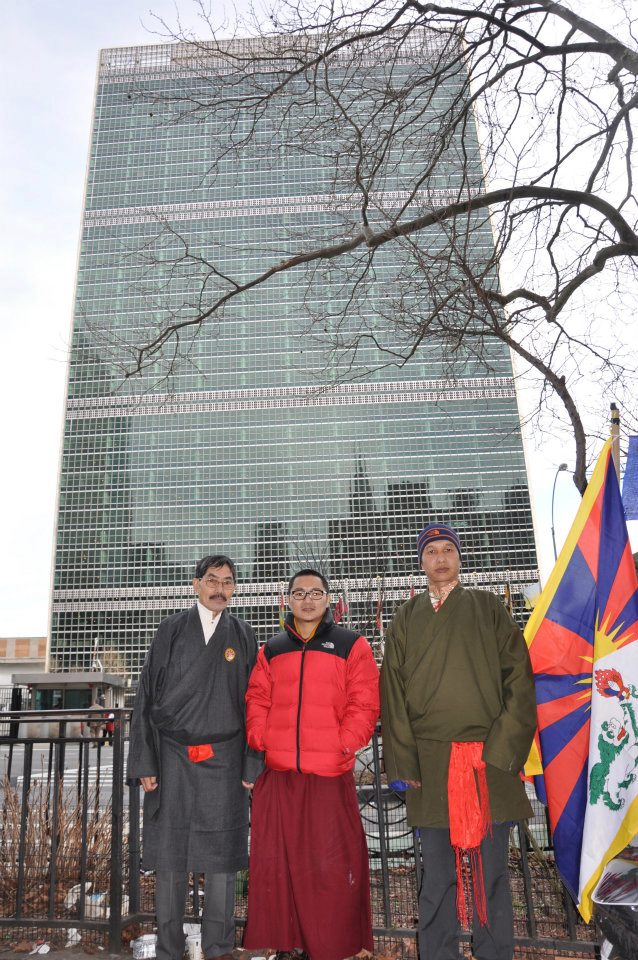 I tre digiunatori: Shingza Rinpoche, 32 anni – un lama di alto rango che da tempo si batte per la libertà del Tibet, Dorjee Gyalpo, 59 anni - un tibetano residente negli Stati Uniti, e Yeshi Tenzin, 39 anni. 