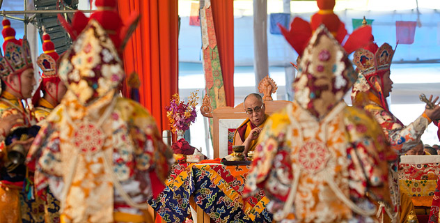 Le danze rituali dei monaci del Namgyal Monastery per la purificazione del sito hanno preceduto gli insegnamenti di Sua Santità il Dalai Lama al Kalachakra