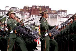 Soldati cinesi sotto il Potala, l'ex residenza del Dalai Lama.