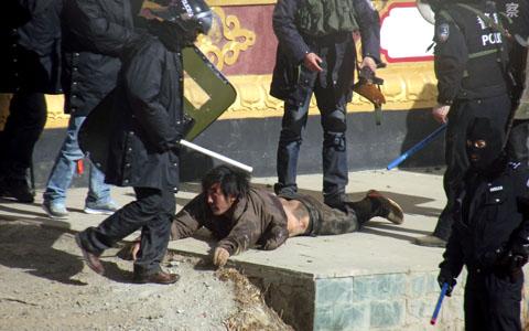 Pestaggio di un tibetano da parte di poliziotti cinesi