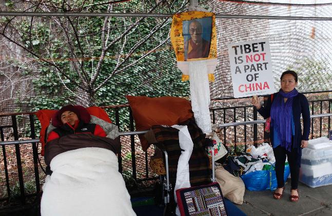 Il Ven. Lama Shingza Rinpoche al suo 29° giorno di sciopero della fame davanti al Palazzo di Vetro sede delle Nazioni Unite a New York.