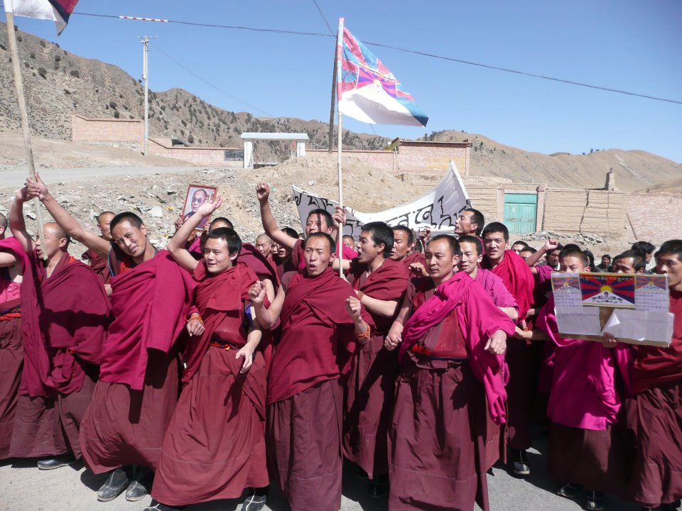 Manifestazione di monaci tibetani in un monastero in Tibet.