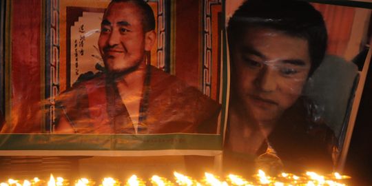 Ritratti di martiri tibetani immolatisi recentemente col fuoco esposti a Dharamsala in India, il luogo dell'esilio del Dalai Lama.
