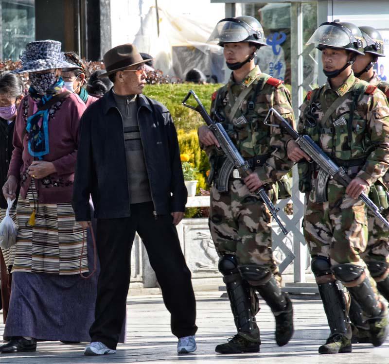 Ovunque posti di blocco e controlli di polizia in Tibet
