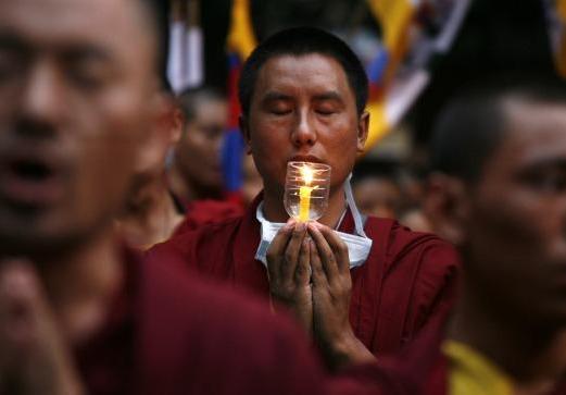 tibet__monaco_in_preghiera